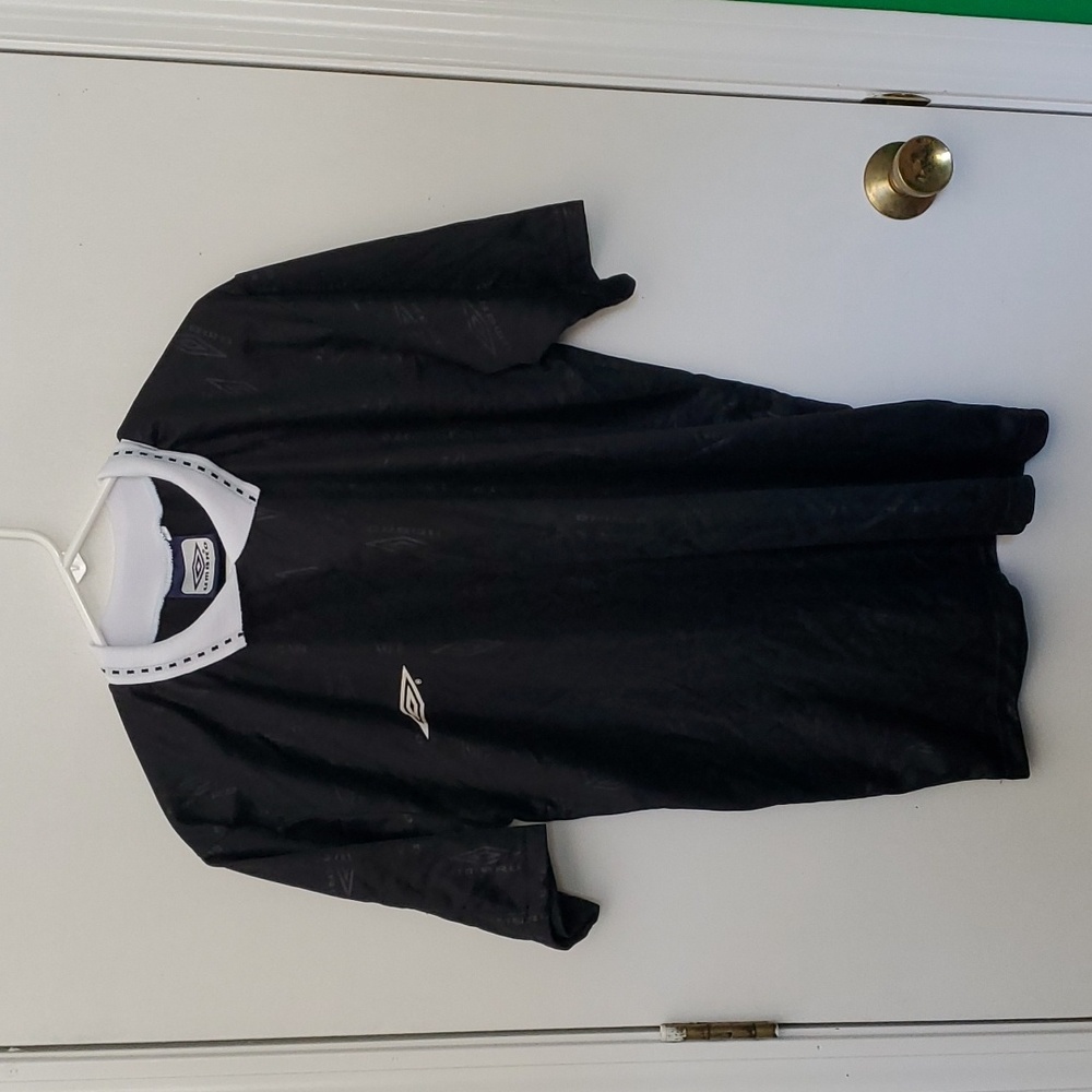 Umbro men's L black soccer shirt